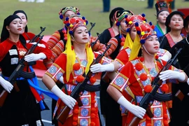 Khối Nữ Dân quân các dân tộc Tây Bắc diễu hành trên đường phố Điện Biên, tại Lễ Kỷ niệm 70 năm Chiến thắng Điện Biên Phủ, ngày 7/5 vừa qua. (Ảnh: Xuân Tư/TTXVN)