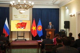 Đại sứ Đặng Minh Khôi phát biểu, nêu bật ý nghĩa của Chiến thắng Điện Biên Phủ. (Ảnh: Duy Trinh/TTXVN)