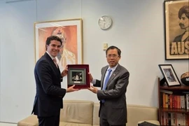 Đại sứ Phạm Hùng Tâm gặp Đồng Bộ trưởng Ngoại giao và Thương mại Australia Tim Watts. (Ảnh: TTXVN phát)