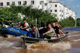 Lực lượng cứu hộ sơ tán người dân khỏi vùng ngập lụt tại bang Rio Grande do Sul (Brazil) ngày 5/5/2024. (Ảnh: THX/TTXVN)
