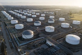 Bể chứa dầu tại kho dự trữ ở Carson, California (Mỹ). (Ảnh: AFP/TTXVN)