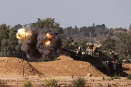 Pháo binh Israel pháo kích Dải Gaza từ tiền đồn ở miền Nam nước này, ngày 8/5/2024. (Ảnh: AFP/TTXVN)