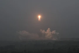 Tên lửa đẩy Trường Chinh-5 mang theo tàu vũ trụ Thường Nga-6 rời bệ phóng tại bãi phóng Văn Xương, tỉnh Hải Nam (Trung Quốc) ngày 3/5/2024. (Ảnh: AFP/TTXVN)