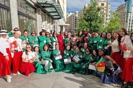 Đại biểu Việt kiều tại châu Âu chụp ảnh lưu niệm tại Hội nghị. (Ảnh: TTXVN phát)