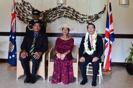 Đại sứ Việt Nam tại Zealand Nguyễn Văn Trung (phải) chụp ảnh kỷ niệm với Ngài Tom Marsters (trái). (Ảnh: TTXVN phát)