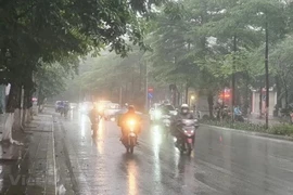 Phía Đông Bắc Bộ và Thủ đô Hà Nội có mưa rào và dông rải rác. (Ảnh: Huy Khánh/TTXVN)