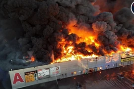 Ngọn lửa bùng phát tại Trung tâm thương mại ở số 44 Marywilska, Thủ đô Warsaw (Ba Lan) vào lúc 3h30 sáng 12/5. (Ảnh: TTXVN phát)