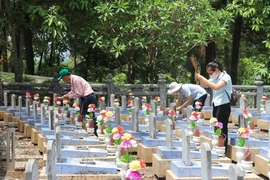 Nhân dân và du khách đến dâng hương, tưởng niệm các anh hùng, liệt sỹ tại Nghĩa trang Liệt sỹ Quốc gia Trường Sơn. (Ảnh: Thanh Thủy/TTXVN)