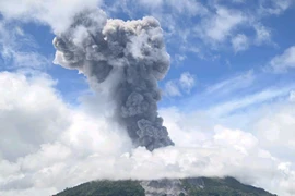 Cột tro bụi phun lên từ miệng núi lửa Ibu ở tỉnh Bắc Maluku (Indonesia), ngày 8/5/2024. (Ảnh: AFP/TTXVN)