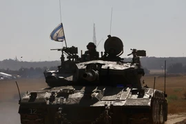 Ngày 16/5/2024, Bộ trưởng Quốc phòng Israel Yoav Gallant cho biết sẽ điều thêm binh sỹ đến thành phố Rafah trong bối cảnh Tel Aviv tăng cường hoạt động quân sự ở thành phố phía Nam Dải Gaza này. Ảnh: Xe quân sự Israel vượt qua cửa khẩu Shalom Kerem để vào Dải Gaza ngày 6/5/2024. (Ảnh: THX/TTXVN)
