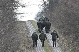 Binh sỹ Ba Lan tuần tra gần làng Sosnowa-Debowa, sau khi một vật thể lạ xâm nhập không phận nước này từ khu vực biên giới Ukraine hồi tháng 12 năm ngoái. (Ảnh: PAP/TTXVN)