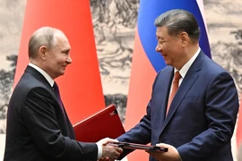 Tổng thống Nga Vladimir Putin (trái) và Chủ tịch Trung Quốc Tập Cận Bình trao đổi văn kiện tại Lễ ký Tuyên bố chung ở Bắc Kinh, ngày 16/5/2024. (Ảnh: AFP/TTXVN)