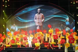 Chương trình nghệ thuật "Từ Làng Sen đến Thành phố Hồ Chí Minh" kỷ niệm 134 năm ngày sinh của Người, diễn ra tối 19/5 tại Làng Sen (Nghệ An). (Ảnh: Bích Huệ/TTXVN)