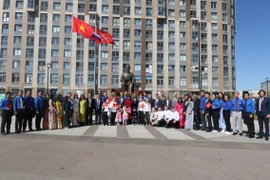 Nguyên Phó Chủ tịch nước Trương Mỹ Hoa, Đại sứ Việt Nam tại Liên bang Nga Đặng Minh Khôi chụp ảnh lưu niệm với cộng đồng người Việt Nam trước tượng Bác Hồ ở thành phố St. Peterburg. (Ảnh: Quang Vinh/TTXVN)