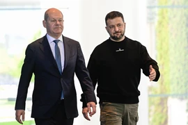Thủ tướng Đức Olaf Scholz (trái) và Tổng thống Ukraine Volodymyr Zelensky trong cuộc gặp ở Berlin hồi tháng Năm năm ngoái. (Ảnh: AFP/TTXVN)
