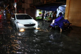 Mưa lớn gây ngập trên phố Bùi Xương Trạch, quận Thanh Xuân (Hà Nội) chiều tối 19/5. (Ảnh: Tuấn Anh/TTXVN)