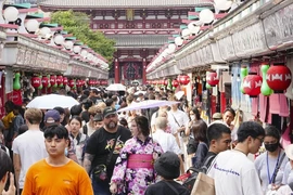 Khách du lịch tham quan phố mua sắm ở quận Asakusa ở Tokyo (Nhật Bản). (Ảnh: Kyodo/TTXVN)