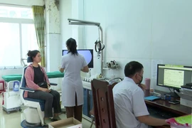 Người dân Gia Lai khám chữa bệnh bằng Bảo hiểm y tế. (Ảnh: TTXVN phát)