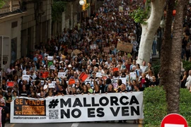 Biểu ngữ "Mallorca không phải để bán" trong cuộc biểu tình phản đối tình trạng du lịch ồ ạt trên đảo Mallorca ở Palma de Mallorca (Tây Ban Nha), ngày 25/5/2024. (Nguồn: Reuters)