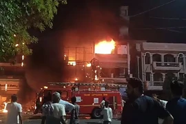 Lực lượng cứu hỏa nỗ lực dập tắt đám cháy tại bệnh viện ở phía Đông New Delhi. (Nguồn: The Indian Express)