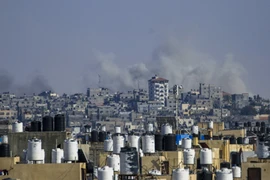Khói bốc lên sau cuộc không kích của Israel xuống thành phố Rafah, Dải Gaza ngày 25/5/2024. (Ảnh: AFP/TTXVN)