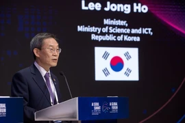 Bộ trưởng Bộ Khoa học Công nghệ Thông tin và Truyền thông Hàn Quốc Lee Jong Ho phát biểu tại Hội nghị Thượng đỉnh Toàn cầu về Trí tuệ Nhân tạo do Hàn Quốc và Anh đồng tổ chức, ngày 22/5/2024. (Ảnh: Đức Thắng/TTXVN)