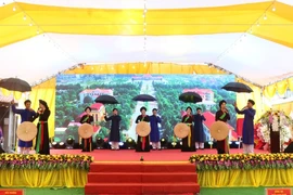 Các liền anh, liền chị hát Dân ca Quan họ Bắc Ninh tại Lễ hội tổng Dâu, ngày 13/5/2024. (Ảnh: Thanh Thương/TTXVN)