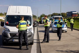 Cảnh sát Đức kiểm tra các phương tiện ở gần khu vực Frankfurt Oder, dọc biên giới với Ba Lan. (Ảnh: AFP/TTXVN)