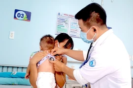 Trẻ mắc bệnh sởi được điều trị tại Bệnh viện Nhi đồng 1 Thành phố Hồ Chí Minh. (Ảnh: Đinh Hằng/TTXVN)