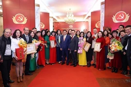 Thủ tướng Phạm Minh Chính với lãnh đạo, cán bộ, phóng viên, biên tập viên và các tác giả đạt Giải Búa liềm Vàng lần thứ 8 của Thông tấn xã Việt Nam. (Ảnh: Dương Giang/TTXVN)