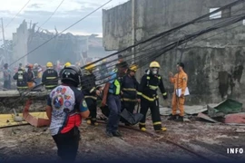 Lực lượng cứu hộ tại hiện trường vụ nổ kho pháo ở Zamboanga (Philippines), ngày 29/6/2024. (Nguồn: Rappler)