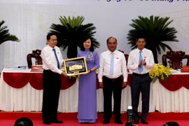 Chủ tịch Quốc hội Trần Thanh Mẫn (trái) tặng quà cho Hội đồng Nhân dân tỉnh Bình Phước. (Ảnh: Nhật Bình/TTXVN)