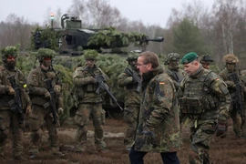 Bộ trưởng Quốc phòng Đức Boris Pistorius (trái) thăm một đơn vị quân đội ở Altengrabow, Đông Đức hồi đầu năm ngoái. (Ảnh: AFP/TTXVN)