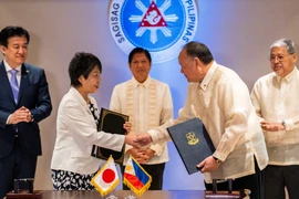 Ngoại trưởng Nhật Bản Yoko Kamikawa và Bộ trưởng Quốc phòng Philippines Gilberto Teodoro bắt tay sau khi ký Thỏa thuận Tiếp cận Đối ứng, tại Cung điện Malacanang ở Manila (Philippines), ngày 8/7/2024. (Nguồn: Reuters)