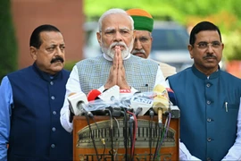 Thủ tướng Ấn Độ Narendra Modi (giữa) phát biểu với báo giới tại New Delhi. (Ảnh: AFP/TTXVN)