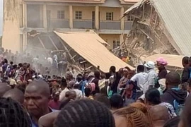 Hiện trường vụ sập tòa nhà hai tầng nằm trong khuôn viên Học viện Saint tại bang Plateau, miền Trung Nigeria ngày 12/7/2024. (Ảnh: Intel Region/TTXVN)