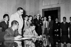 Vào lúc 24h ngày 20/7/1954 (giờ Geneva), tức sáng 21/7/1954 (giờ Hà Nội), Thứ trưởng Bộ Quốc phòng Tạ Quang Bửu thay mặt Chính phủ và Bộ Tổng Tư lệnh Quân đội Nhân dân Việt Nam ký Hiệp định đình chiến ở Việt Nam. (Ảnh: Tư liệu TTXVN)