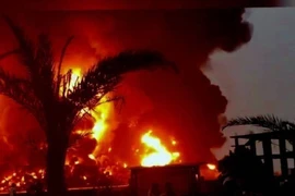Khói lửa bốc lên ngùn ngụt sau vụ tấn công của Israel tại Hodeidah (Yemen), ngày 20/7/2024. (Ảnh: Getty Images/ TTXVN)