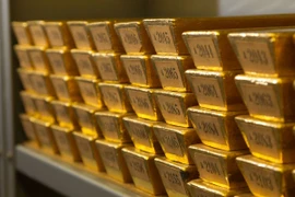 Theo Invesco, hơn một nửa số ngân hàng được hỏi cho rằng động thái này làm gia tăng sức hấp dẫn của vàng là tài sản "trú ẩn" và có lợi suất hấp dẫn. (Ảnh: AFP/TTXVN)