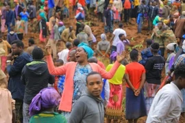 Người dân tập trung tại khu vực xảy ra lở đất ở huyện Geze Gofa, miền Nam Ethiopia, ngày 22/7/2024. (Ảnh: THX/TTXVN)