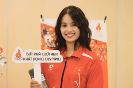 Vận động viên bắn cung Đỗ Thị Ánh Nguyệt tại Lễ xuất quân Đoàn Thể thao Việt Nam tham dự Olympic 2024, tại Hà Nội tối 17/7 vừa qua. (Ảnh: Minh Quyết/TTXVN)