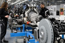 Công nhân làm việc trên dây chuyền lắp ráp ôtô tại nhà máy Mercedes-Benz ở Sindelfingen, Tây Nam Đức. (Ảnh: AFP/TTXVN)