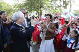 Tổng Bí thư Nguyễn Phú Trọng với nhân dân và học sinh Cuba tại Tượng đài Hồ Chí Minh ở Công viên Hòa Bình, Thủ đô La Habana, chiều 28/3/2018. (Ảnh: Trí Dũng/TTXVN)