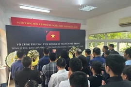 Trong không khí trang nghiêm, xúc động, Đại sứ và cán bộ, nhân viên Đại sứ quán và cộng đồng người Việt tại Tanzania đã dành một phút mặc niệm tưởng nhớ và tiễn biệt Tổng Bí thư Nguyễn Phú Trọng. (Ảnh: TTXVN phát)