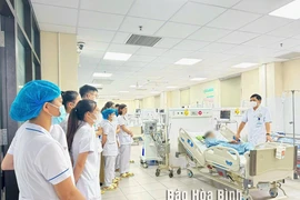 Bệnh nhân B.T.C nhập viện trong tình trạng suy hô hấp phải thở máy. (Nguồn: Báo Hòa Bình)