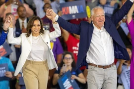 Phó Tổng thống Mỹ Kamala Harris (trái) và ứng viên liên danh tranh cử Tim Walz trong cuộc vận động bầu cử ở Detroit, bang Michigan, ngày 7/8/2024. (Ảnh: THX/TTXVN)