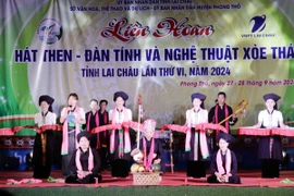 Tiết mục dự thi hát then đàn tính của các nghệ nhân diễn viên đoàn huyện Than Uyên (Lai Châu). (Ảnh: Quý Trung/TTXVN)