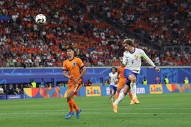 Pha đánh đầu dũng mãnh của Antoine Griezmann (số 7) trong một trận đấu giữa Pháp và Hà Lan tại Euro 2024 trên sân Leipzig (Đức) hồi tháng Sáu. (Ảnh: THX/TTXVN)