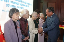 Lãnh đạo thành phố Hà Nội tặng quà các đại biểu phụ nữ tiêu biểu tham gia kháng chiến và tiếp quản Thủ đô, tại Khu di tích Chủ tịch Hồ Chí Minh-Phủ Chủ tịch, ngày 3/10/2024. (Ảnh: Nguyễn Cúc/TTXVN)