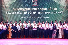 Thủ tướng Phạm Minh Chính với các đại diện các tổ chức, doanh nghiệp hỗ trợ kinh phí xóa nhà tạm, nhà dột nát. (Ảnh: Dương Giang/TTXVN)